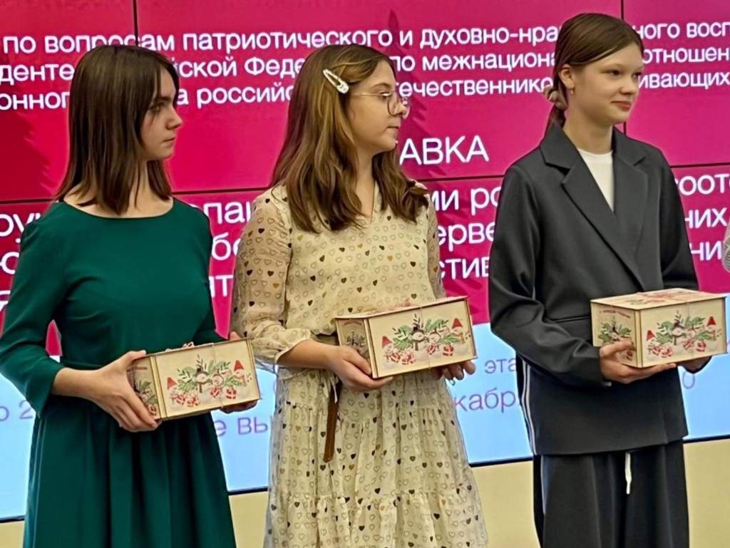 Новогодние игрушки учеников школы п. Сосны Белокалитвинского района украсили ёлку в Государственной Думе