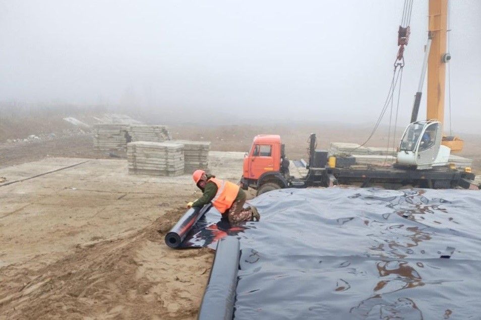 Загрязненный мазутом песок на семикаракорском полигоне накрыли гидроизоляционным материалом