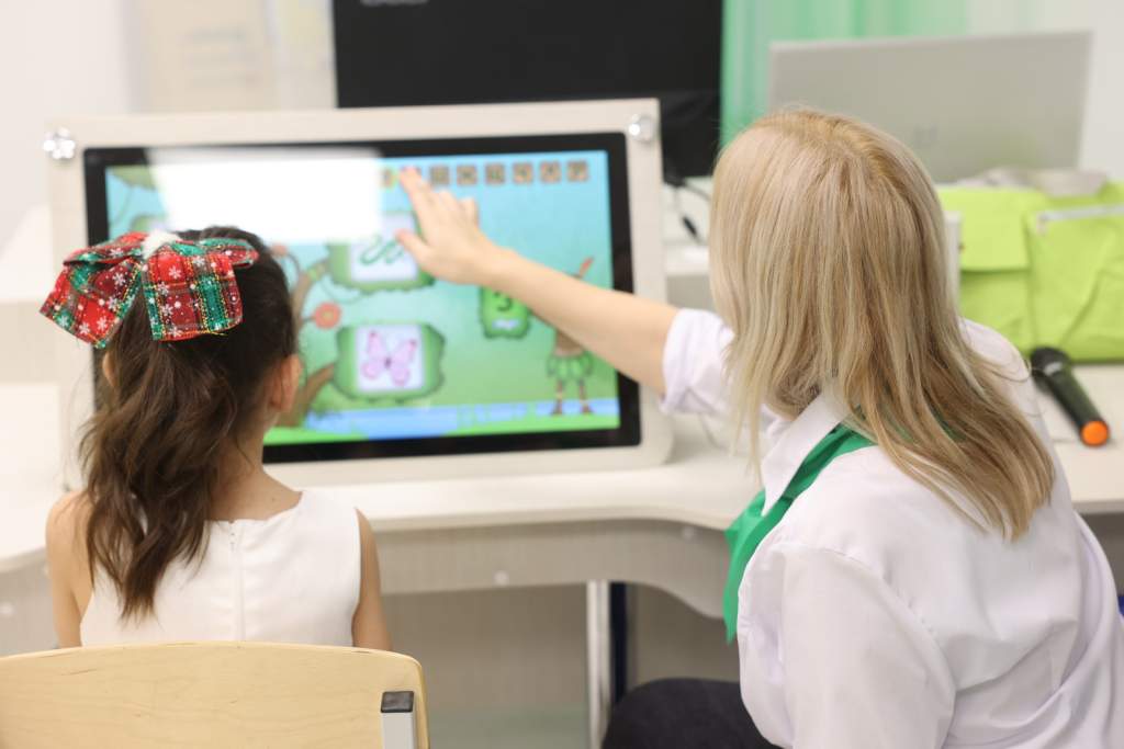 Соцработников поощрят: По поручению Слюсаря на Дону появится новое почетное звание