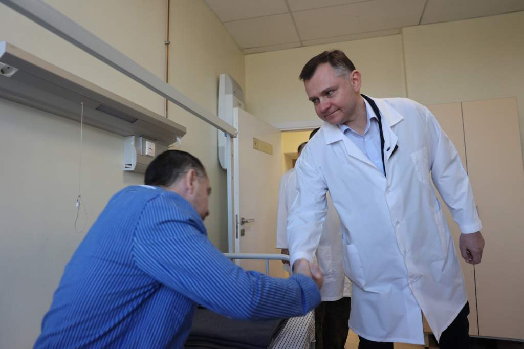 Слюсарь вручил награды военнослужащим ко Дню защитников Отечества