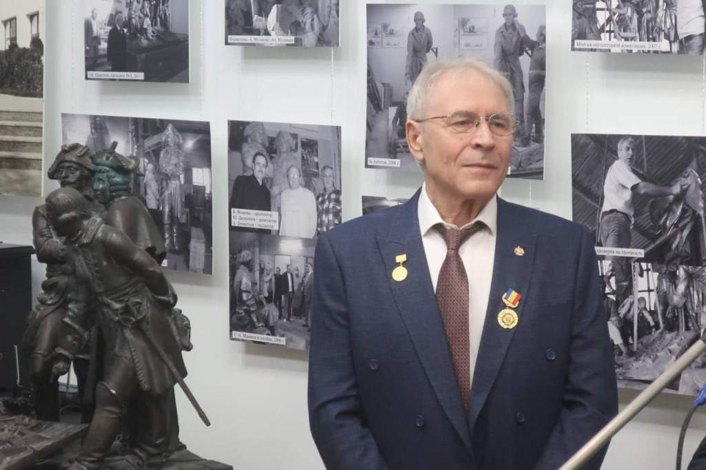 Юрий Слюсарь поздравил Сергея Олешню с открытием выставки и вручением медали