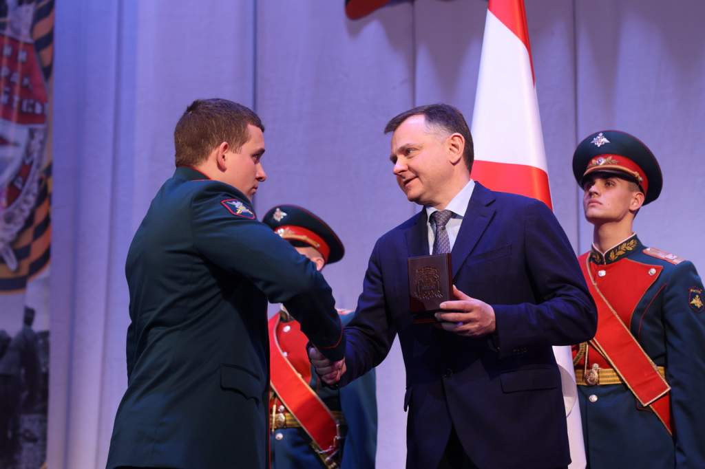 За мужество и героизм: Юрий Слюсарь вручил награды защитникам Отечества