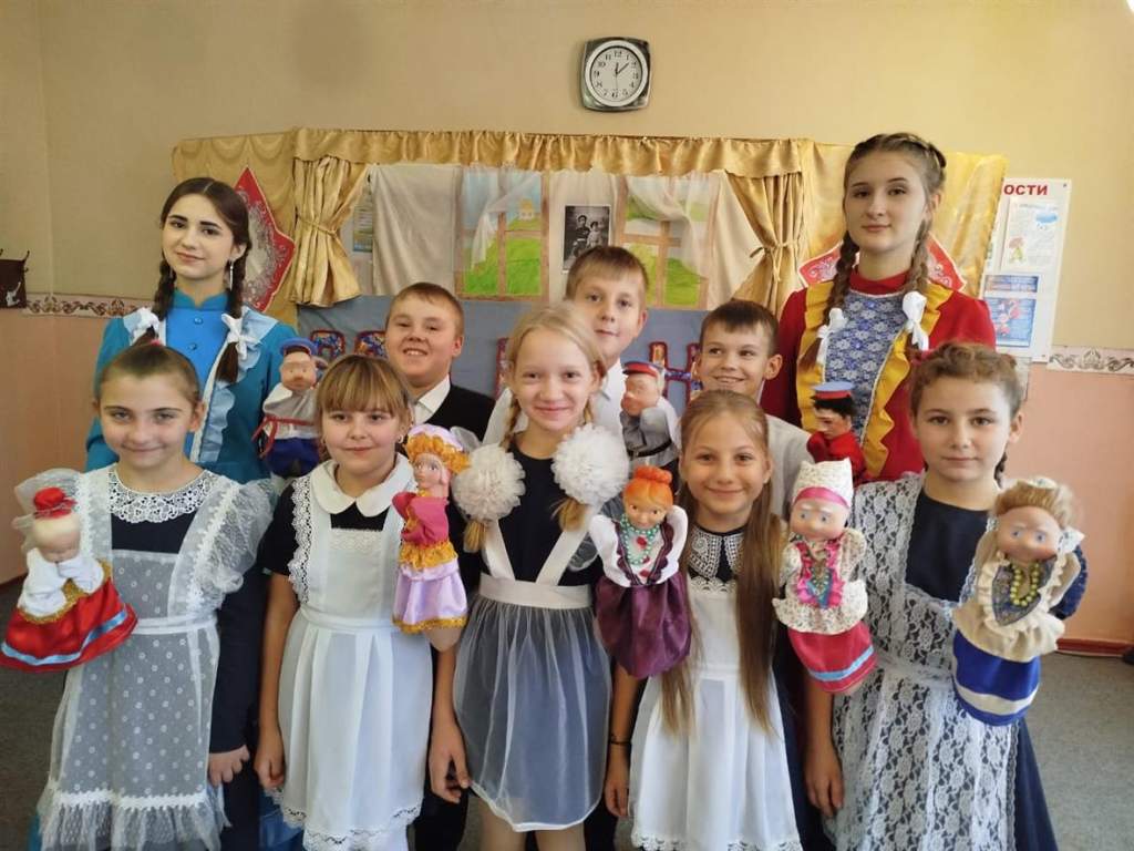 «Али мы не казаки?!» — в Грушевской школе показали спектакль