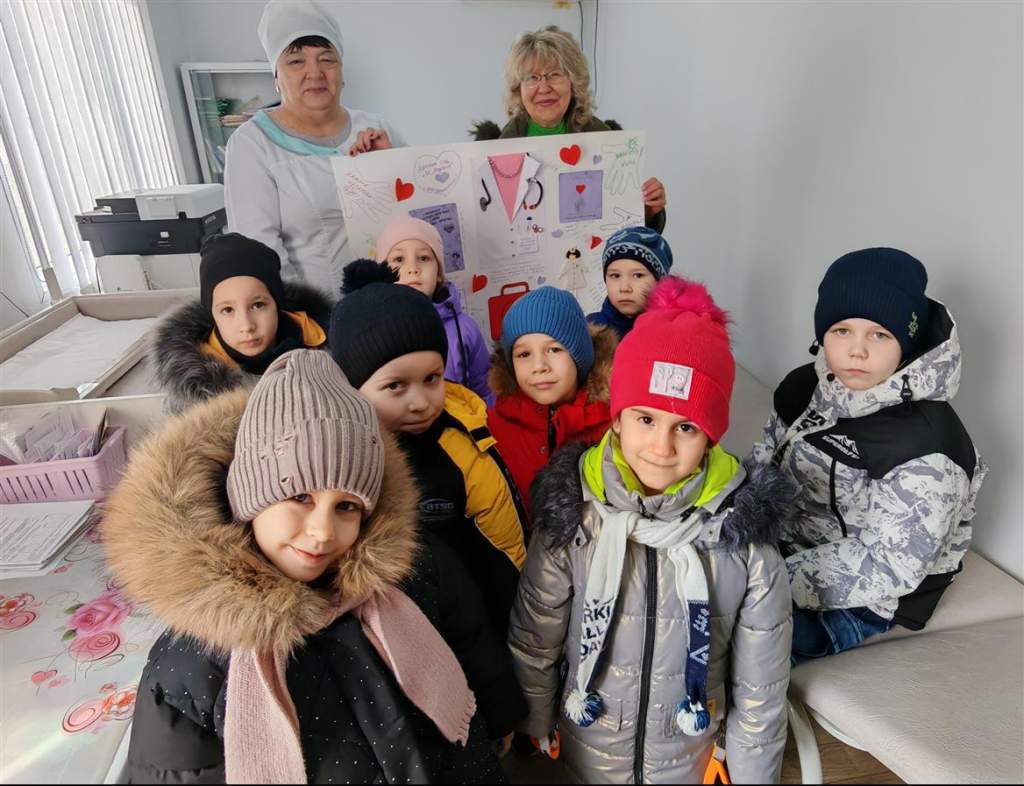 40 лет на страже здоровья: нижнепоповцы поздравили любимого доктора