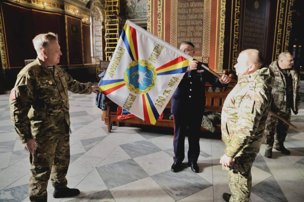 Слюсарь поздравил бойцов 150-й дивизии с получением ротного знака