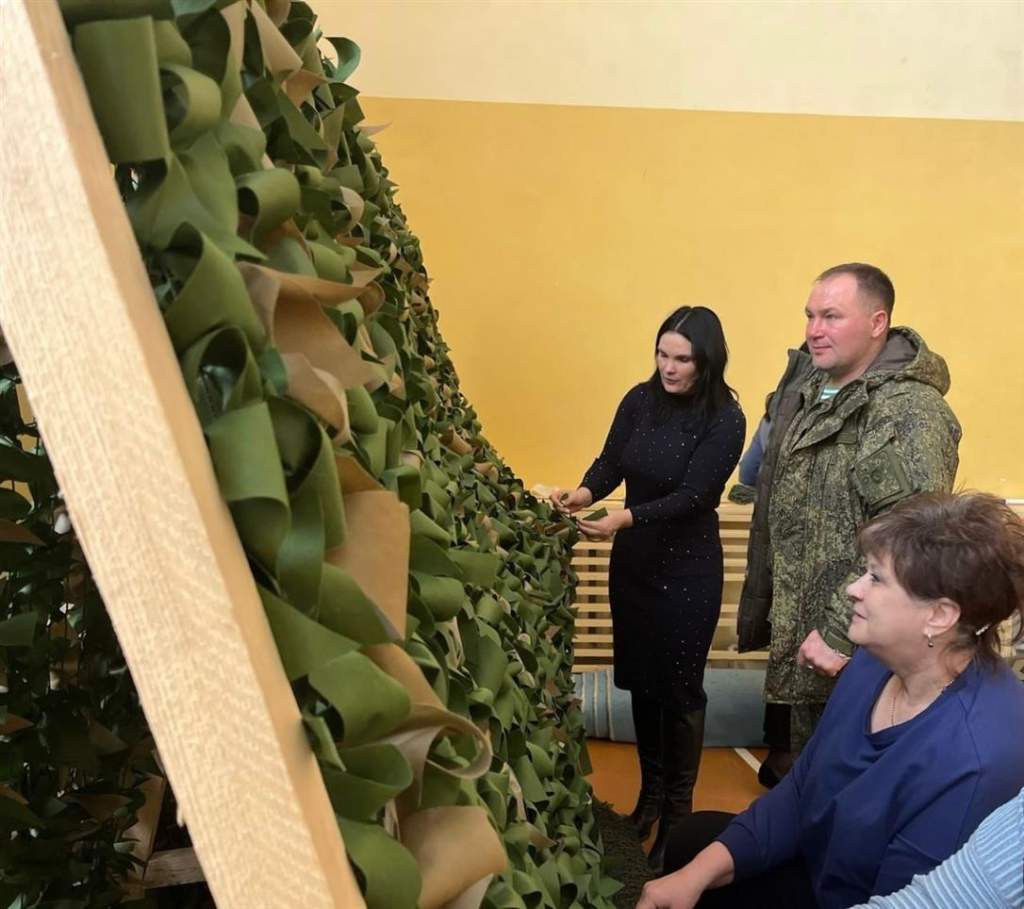 В Белокалитвинском районе создают маскировочные сети для бойцов СВО
