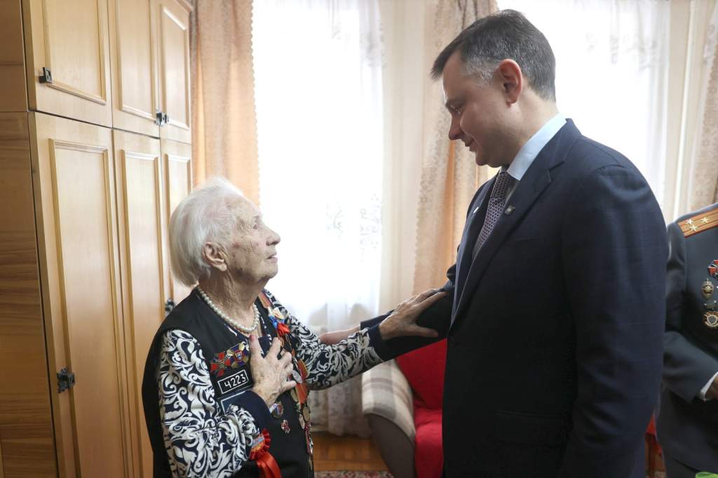 Юрий Слюсарь вручил медаль к 80-летию Победы ростовчанке Клавдии Сисюкиной