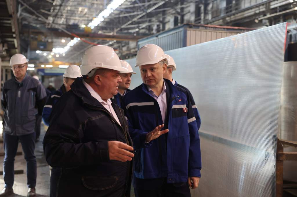 Юрий Слюсарь посетил металлургический завод в Белой Калитве: «Предприятие модернизируется, не стоит на месте»