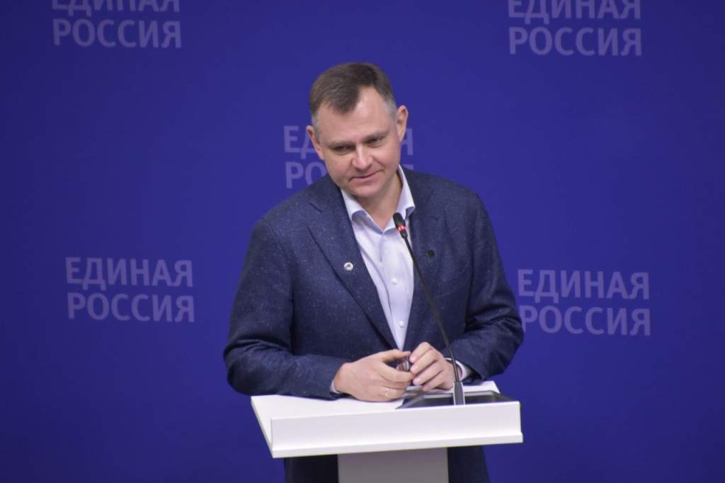 Юрию Слюсарю вручен партийный билет «Единой России»