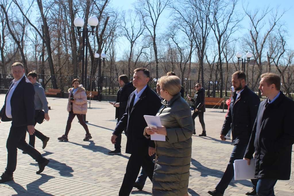 Юрий Слюсарь лично проконтролировал благоустройство парка в Белой Калитве
