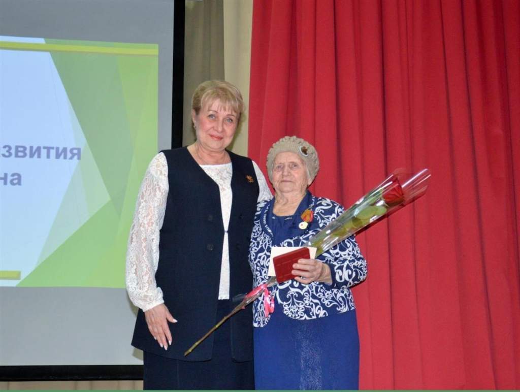 Заслуженную награду труженику тыла вручила Ольга Мельникова