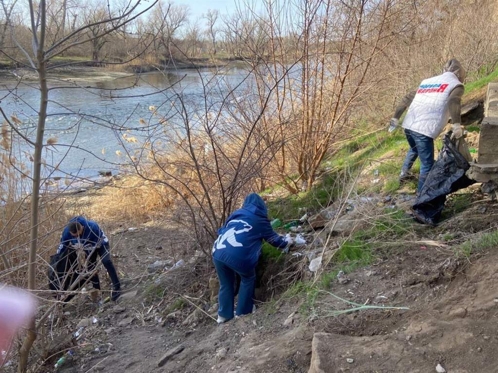 Белокалитвинские единороссы призвали жителей очистить берега от мусора