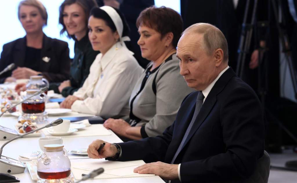 Владимир Путин провел встречу с сотрудницами и подопечными фонда поддержки участников СВО «Защитники Отечества» в преддверии 8 Марта