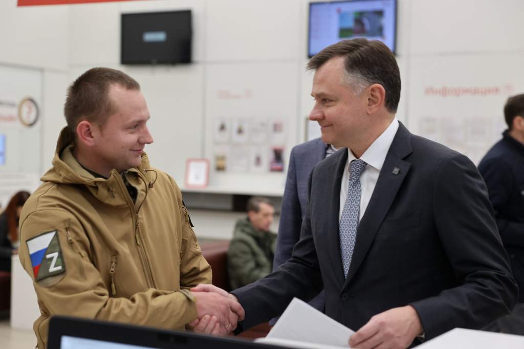 Юрий Слюсарь сообщил, что в кадровую программу для участников СВО «Герои Дона» подана 291 заявка