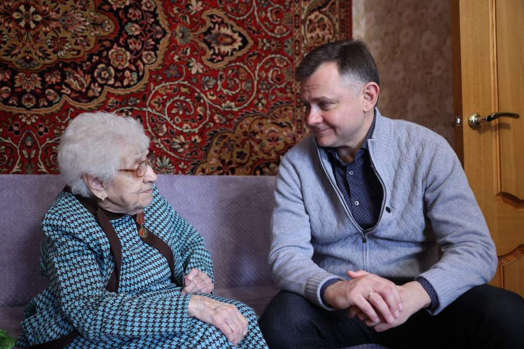 Юрий Слюсарь встретился в Ростове с участницей войны Анной Лев и вручил юбилейную медаль Победы