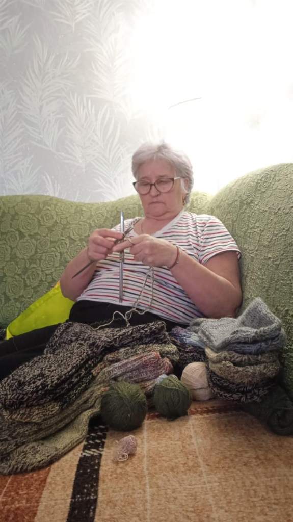Рукодельница из Белокалитвинского района вяжет носки для бойцов СВО