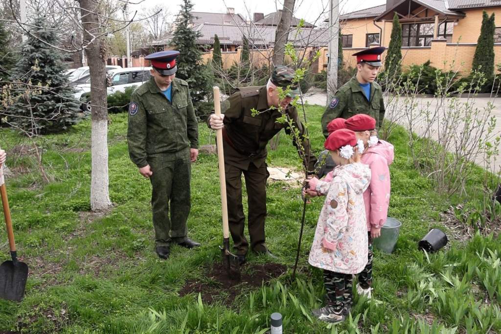 Дон помнит: Ученики кадетского корпуса в Новочеркасске провели субботник у памятника воинам ВОВ