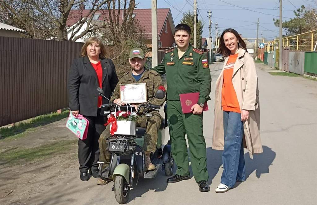 В Ростовской области героям СВО вручили электромобили