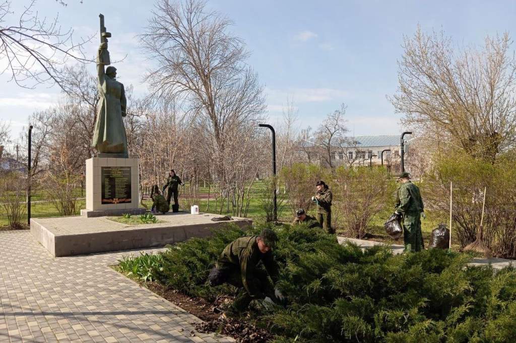 Патриотический десант: в рамках акции «Дон помнит» кадеты привели в порядок мемориала в Тацинском районе