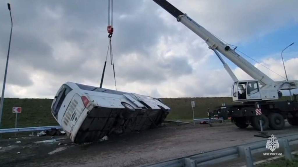 ДТП: под Ростовом перевернулся пассажирский автобус