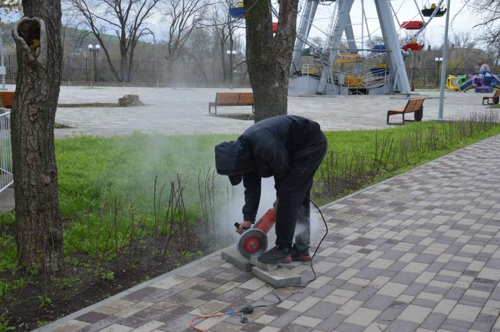 Юрий Слюсарь поручил устранить дефекты в парке Маяковского в Белой Калитве – работы начались