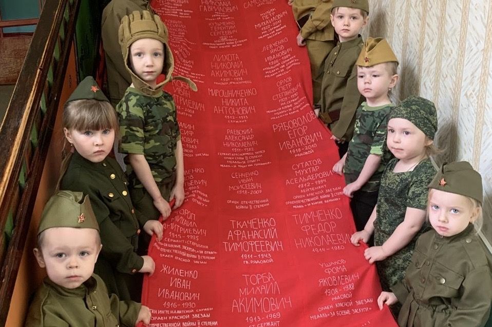 В патриотической акции «Полотно Победы» в Ростовской области приняли участие уже более 12 тысяч человек