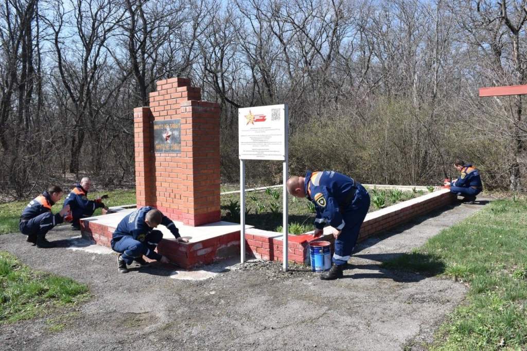 Спасатели Ростовской области приводят в порядок памятники героям ВОВ в ходе акции «Дон помнит»