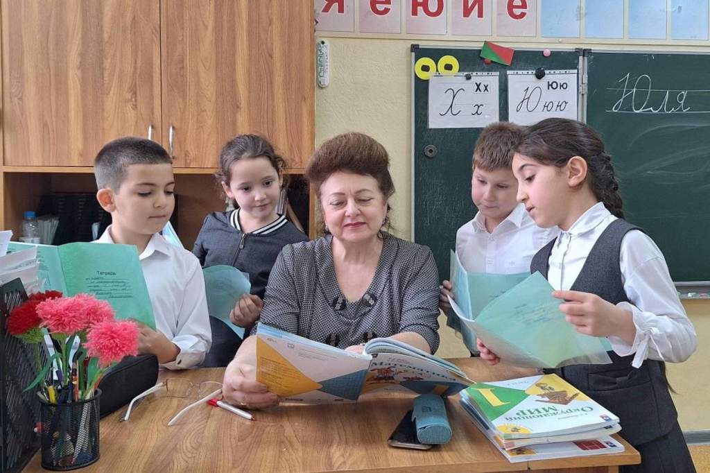 Юрий Слюсарь заявил, что сельские учителя на Дону получат еще по миллиону рублей