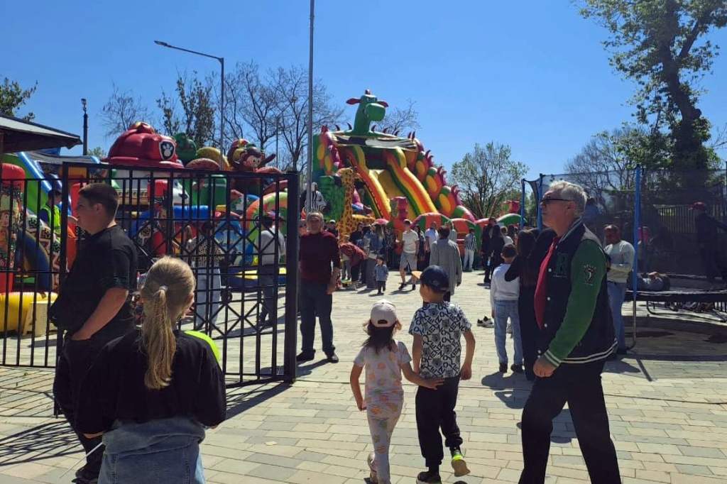 К Первомаю готов: в парке в Белой Калитве устранили дефекты благоустройства