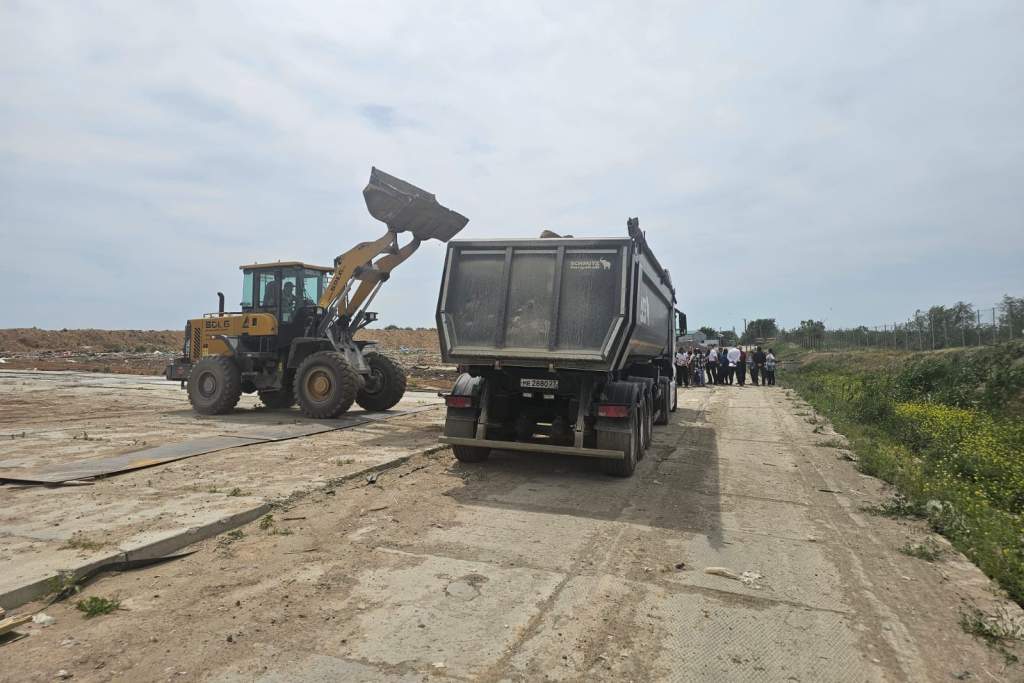 Обратно на Кубань: Первые машины с замазученным песком выехали с Семикаракорского полигона