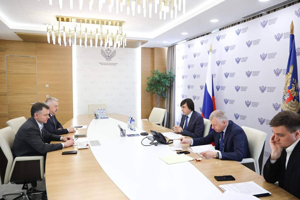 Юрий Слюсарь заявил, что Министерство просвещения поддержит строительство новых школ на Дону