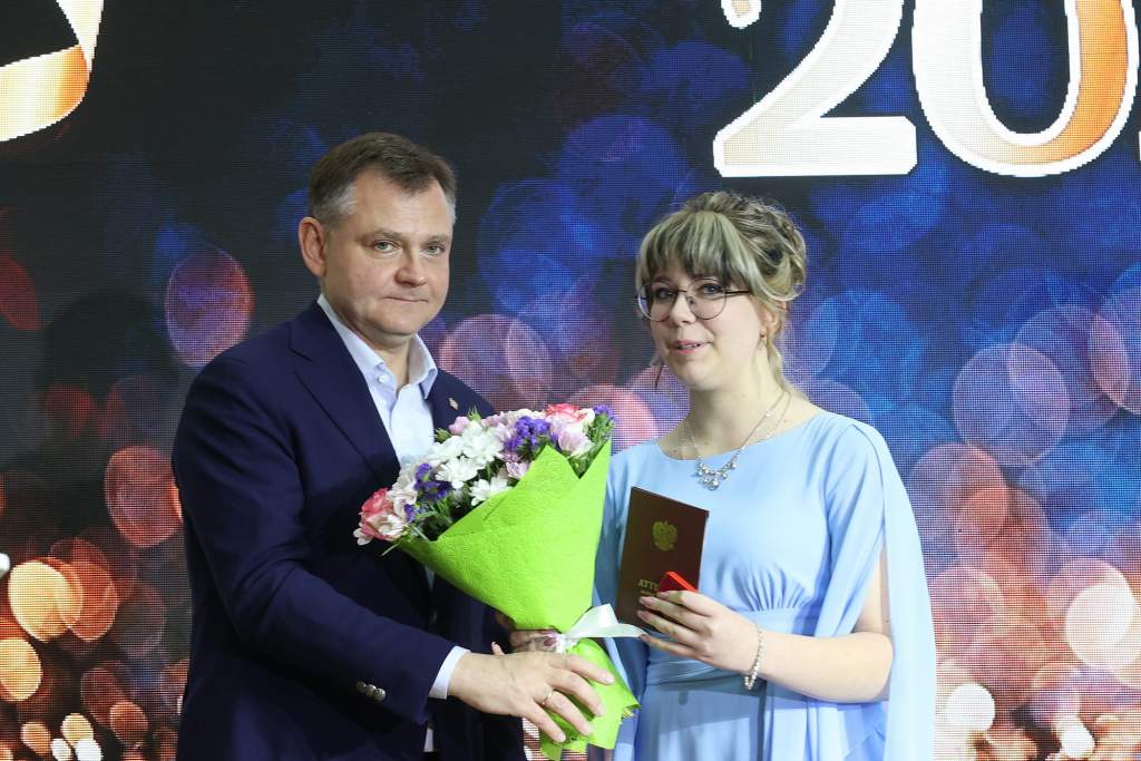 Юрий Слюсарь пожелал выпускникам школ не забывать своих учителей