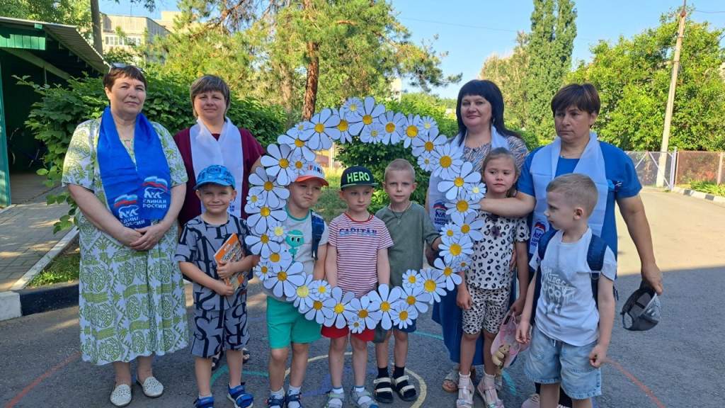 В День семьи, любви и верности белокалитвинские единороссы организовали яркие мероприятия