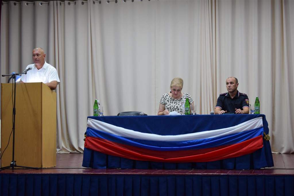 Диалог с властью: жители Грушево-Дубовского поселения обсудили насущные вопросы