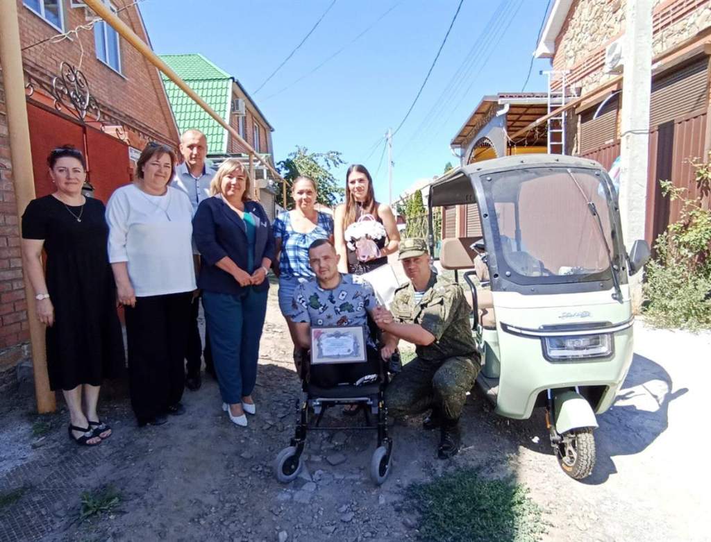 В Ростовской области героям СВО вручили электрические трициклы