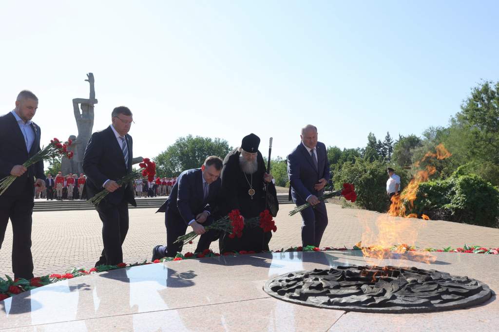 Вместе с жителями Ростова Юрий Слюсарь почтил память жертв массового расстрела на Змиевской балке