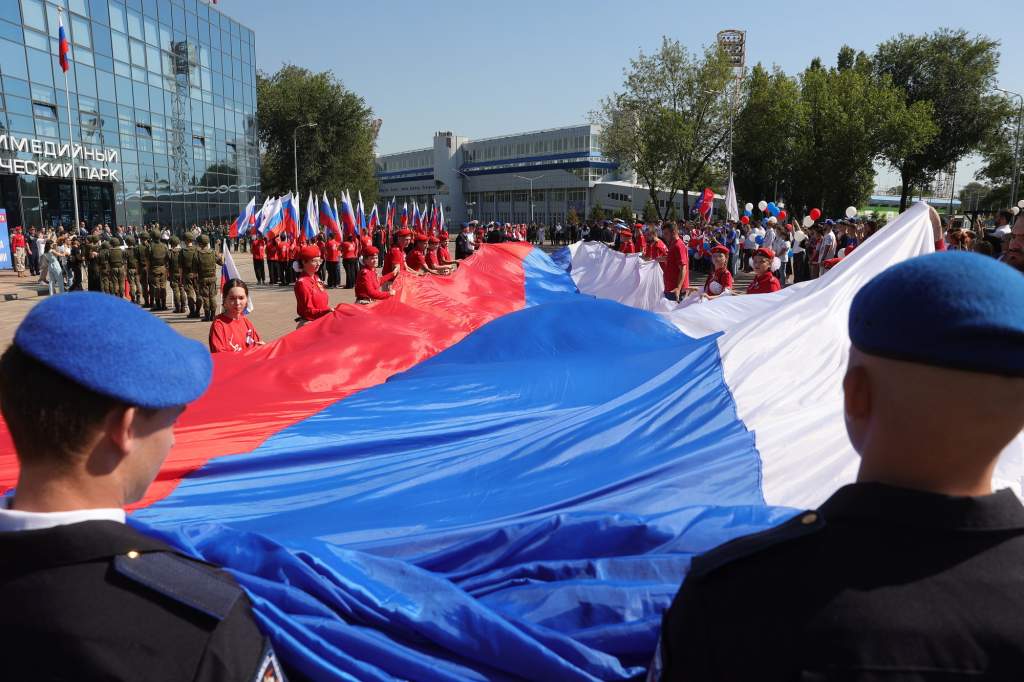 Юрий Слюсарь: «Российский флаг объединяет всех граждан страны»