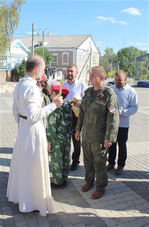 Освященный УАЗ с гуманитарным грузом отправился на передовую