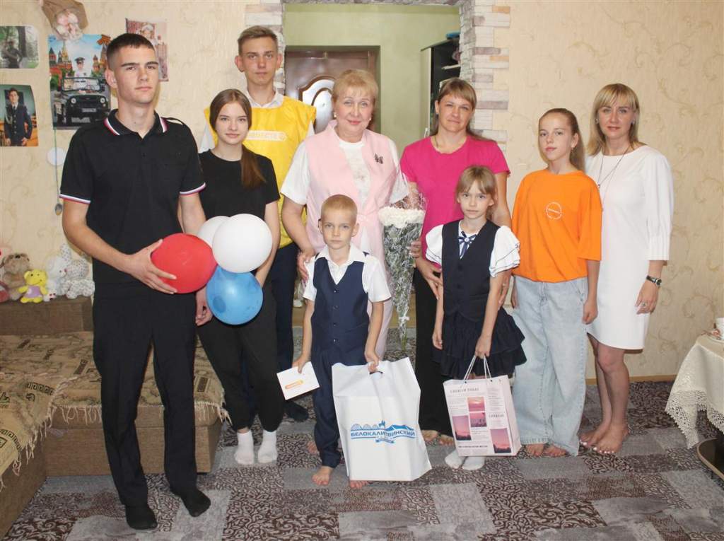 Ольга Мельникова поздравила первоклассника из семьи участника СВО