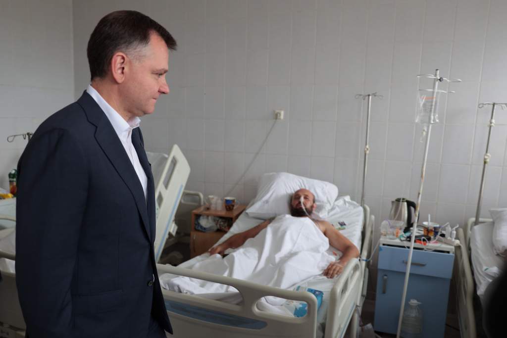 Юрий Слюсарь навестил бойцов СВО, которые проходят лечение в одном из госпиталей Ростова