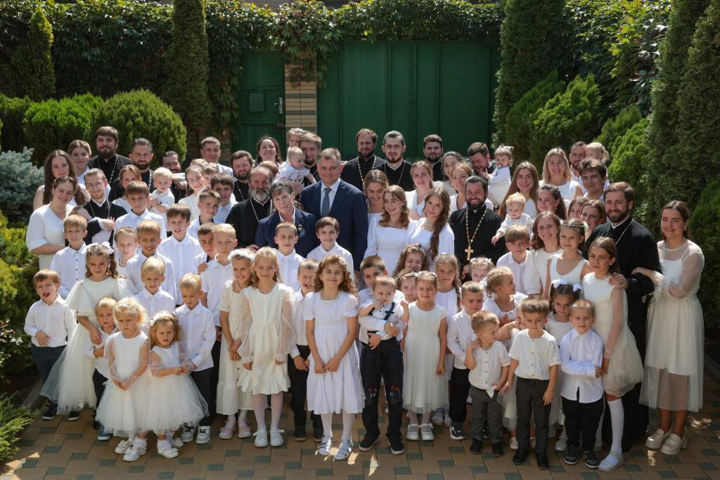 Юрий Слюсарь вручил орден «Мать-героиня» ростовчанке Надежде Осяк