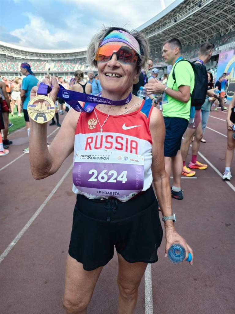 Флаг Белокалитвинского района на пьедестале Минского полумарафона