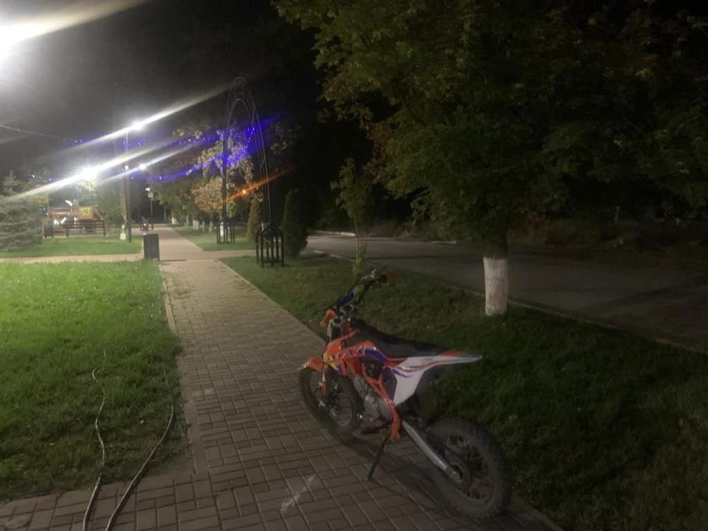 Без шлема и прав: подросток на питбайке не справился с управлением