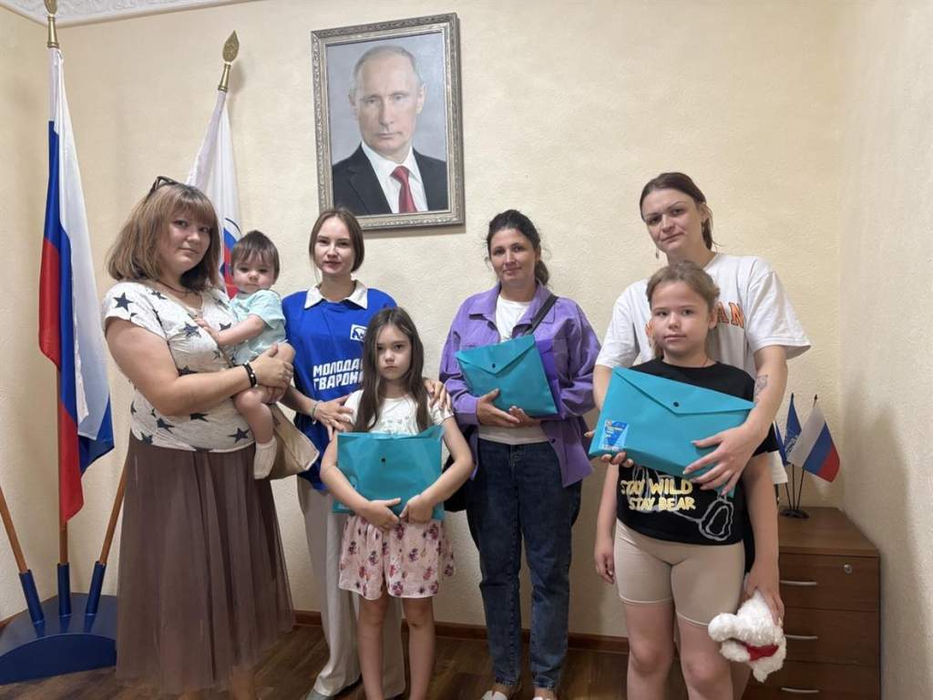 Единороссы провели акцию «Собери ребенка в школу»