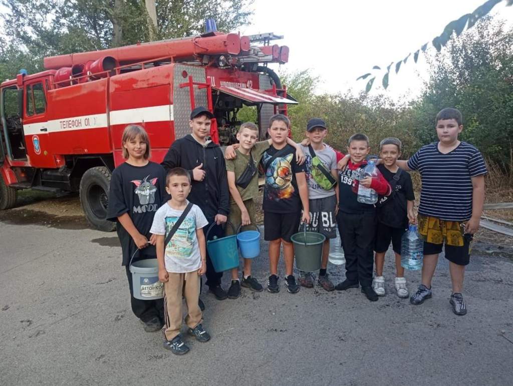 Дети помогали бороться с огнем