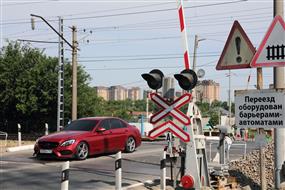 ДТП на переезде: автомобиль столкнулся с пассажирским поездом