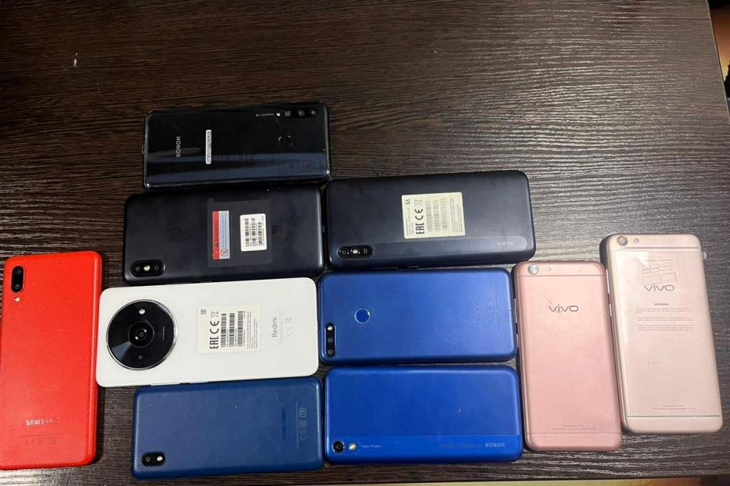 Пресечена попытка передачи мобильных телефонов осужденным