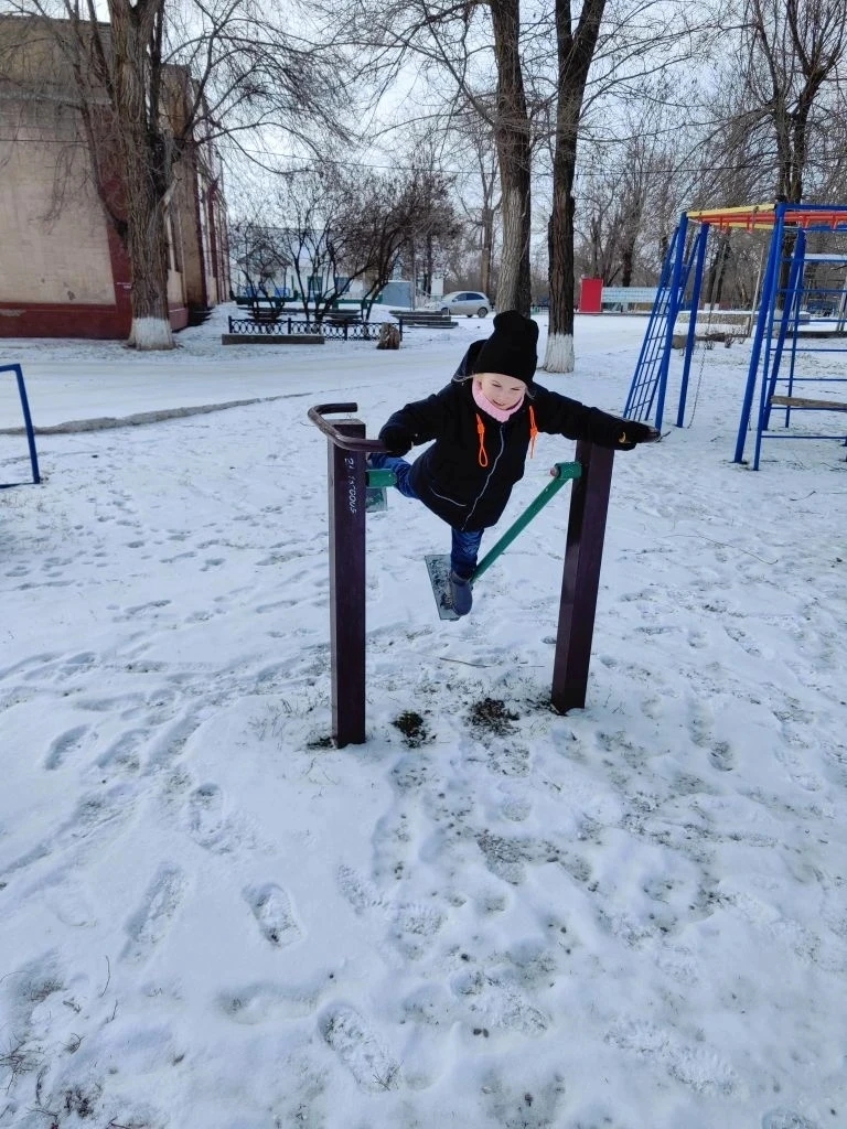 Зимние забавы: снегу рада детвора