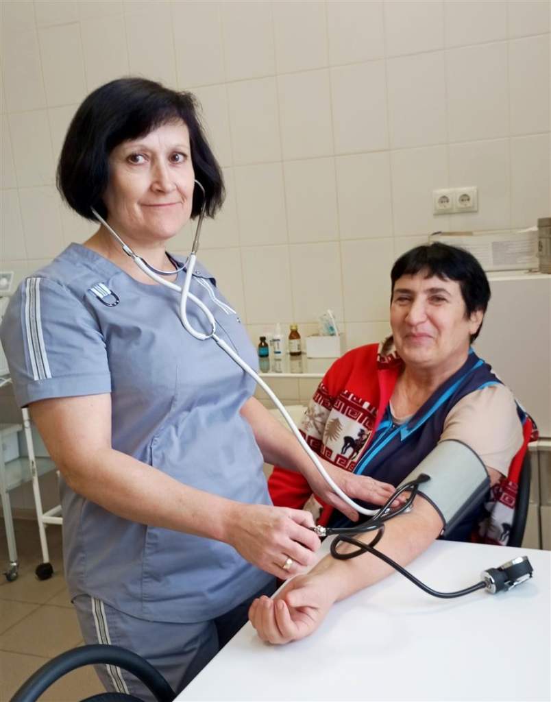 На втором плане, но на переднем крае