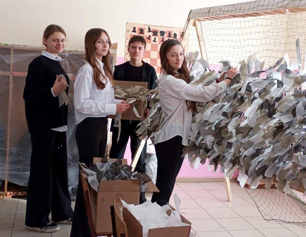 Плетут обереги для наших бойцов